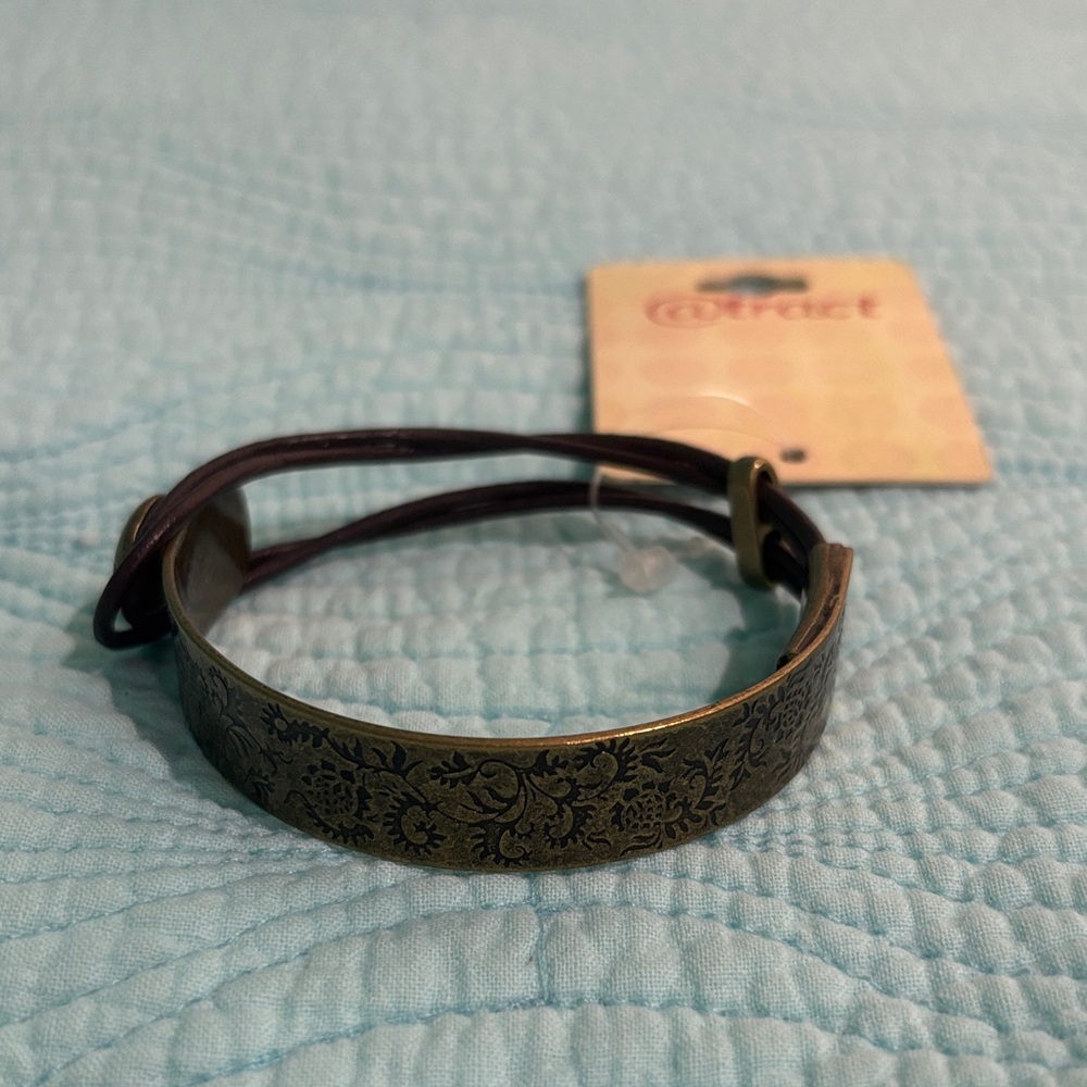 @Tract Bracelet with Vintage Floral Metal Bar and Faux Leather